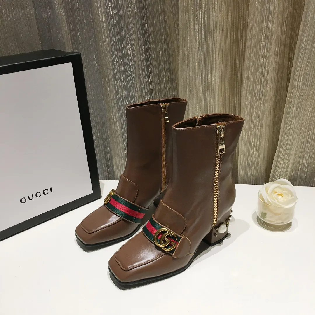 👟👟Ex-factory price 540👟👟 Classic version of GUCCI [Lightning] [Lightning] The latest autumn and winter new style 7-inch short boots [Love] The must-sell model in the picture above [Love] The original shoe last effect is great [Strong] The heel is also the original shoe 1:1 big pearl that fits the heel 100% 👻 Not the cheap small pearl on the market 🎉 The imported fabric is full-grain cowhide 🎁The texture is very beautiful💝Pay special attention to the fact that the inner pads are all imported sheepskin. The heel height is 7 cm. 35--40 in full package.